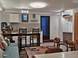 Loft in Beautiful 19th Century House, hotel near Ventas Metro Station, Madrid