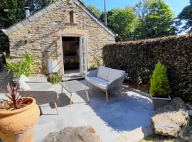Stunning cosy barn in peaceful rural Cornwall, hotel in Truro