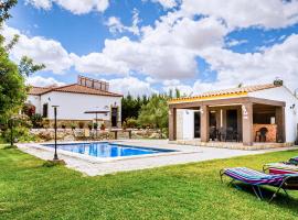 Beautiful Home In Villamartin With 3 Bedrooms, Private Swimming Pool And Outdoor Swimming Pool, hotell med pool i Villamartín