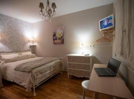 Chambre de Charme dans maison d'hote "Le Petit Clouet" - Rochecorbon, hotel with parking in Rochecorbon