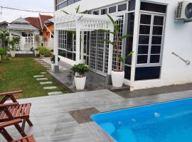 Beit Azzahra Private Pool Villa at Pantai Batu Hitam, хотел с паркинг в Куантан