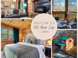 UPDATED LOG CABIN NEAR PIGEON FORGE + DOLLYWOOD, chalé alpino em Sevierville