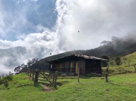 BIRDGLAMPING LOS ÁRBOLES-Estación Biológica LA GUAYANA, campsite in Salento