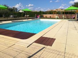 Mas du droulet piscine chauffée โรงแรมราคาถูกในLaurac-en-Vivarais