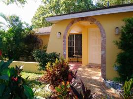 Comfortable, Sunny, Quiet Neighborhood, hotel v destinaci Port Richey