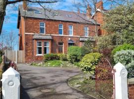 The Hot Tub Townhouse by Holiday Heim, hotel in Lytham St Annes