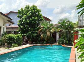 Villa Sisavad Guesthouse, homestay in Vientiane