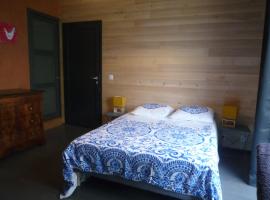 Chambre dans gîtes indépendant en Périgord Noir, hotel dengan parking di Segonzac