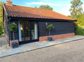 Brundish Suffolk Barn 2 Bed Idyllic 6 acres, hotel with parking in Wilby