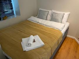 Central bus station apartment, wifi, tv, hotel em Narvik