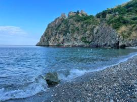 Incantevole appartamento Taormina, hotel en SantʼAlessio Siculo