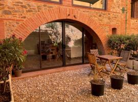 El pati català, hotel Fourques városában
