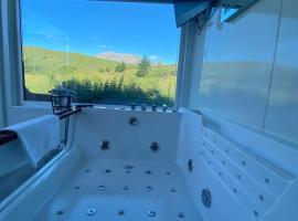 Highland Stays - Ben View Studio Pod & Jacuzzi Bath, hotel con jacuzzi en Fort William