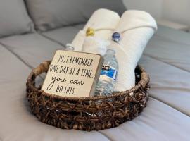 Cozy Queen bedroom feel like home!!, hotel com estacionamento em Englewood