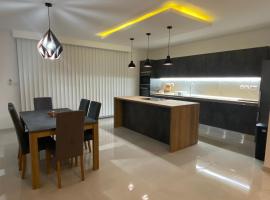 Modern, Spacious, 3 Bedroom Apartment near Malta International Airport, hotel in Luqa