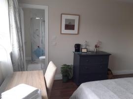 Ensuite at the foot of Dublin Mountains, hotel near The Square Tallaght, Dublin