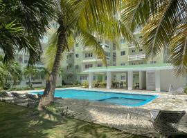 Escape Oceanfront Condo in Avenida Espana w/Pool, hotel con estacionamiento en Santo Domingo