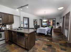 Upgraded lakeside resort dream vacation home, hotel dicht bij: H2O Adventure and Fitness Centre, Kelowna
