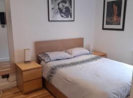 Lovely Home with full en-suite double bed rooms, hotell i Reading