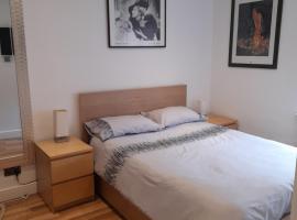 Lovely Home with full en-suite double bed rooms, hotel cerca de Universidad de Reading, Reading