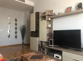 Piso dos dormitorios muy equipado (Piscina y Parking gratis)
