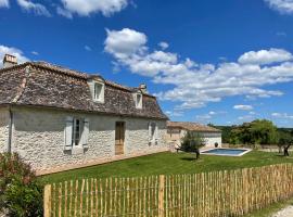 L Ecrin de Bricabeau Longère en pierres avec piscine privative, hotell i Saint-Méard-de-Gurçon