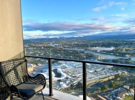 Luxury stunning riverview 1 bedroom apt 479F, hotel near Pacific Fair Shopping Centre, Gold Coast