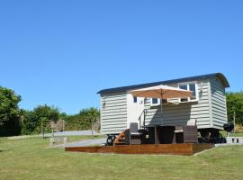 Kerswell Farm Shepherd Huts, accommodation sa Totnes