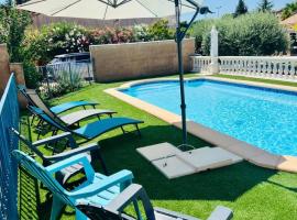 Studio indépendant dans propriété avec piscine، فندق رخيص في Carnoules