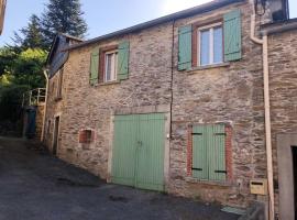 Maison de 2 chambres avec jardin amenage et wifi a Le Masnau Massuguies, hotel s parkováním v destinaci Lacaze