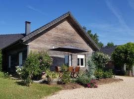 Gîte de la Tuillère, maison contemporaine en bois avec vue et piscine – domek wiejski w mieście Ayen