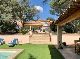 Villa Bois Romay dans le Luberon avec piscine, tennis et pétanque.