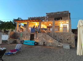 Maritinas Stone House & Apartment On The Beach - Happy Rentals, Strandhaus in Katakolo