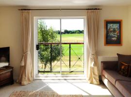 Whole house, easy walk to town centre, Parking, Self Catering, Great View, 3 bedrooms, sleeps 6, hotel i Stratford-upon-Avon