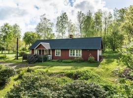 Nice cottage in Knared close to nature, hotel with parking in Knäred