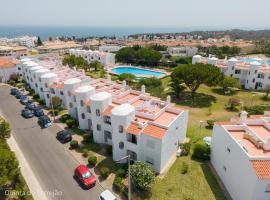 Renovated Algarve Apartments with Pool, hotel in Armação de Pêra