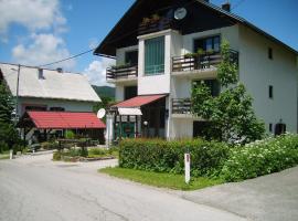 Guest House Raukar, hotel di Crni Lug