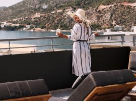 Dave by the Beach Loutraki, a member of Brown Hotels, hôtel à Loutraki