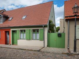 Atelierhaus auf der Insel Werder mit Garten, W-Lan und Netflix, casa de temporada em Gallin