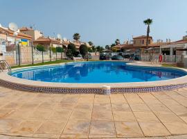 Maison climatisée avec solarium, wifi et piscine, hotel in Orihuela Costa