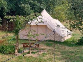 Bedouin tent Secret garden glamping, holiday rental in Stubton