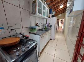 MAZZAROTTO casa completa 2 quartos, mökki kohteessa Campo Grande