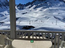 Appartement T2 4 personnes, pied des pistes, parking privé, piscine, hótel í La Mongie