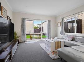 Lux Modern 3BR Family House -Fenced Yard - Big TV, hotel with parking in Auckland