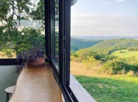 Gîte "le haut des Poujades", hotell med parkering i Reilhaguet