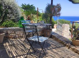 Mini Suite (without kitchen) - Casa Vacanze De Vita - Amazing view on the coast, hotel de playa en Marina Serra