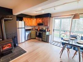 Burke Abode - Trailside Condo with King & Full Beds, hotel di East Burke