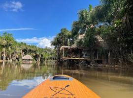 Camu camu jungle villa on Aguajale lake - supboard&vinyl, vakantiehuis in Iquitos