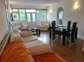 ILFORD EAST LONDON BALCONY FLAT 2bed 2bath next to Newbury Park tube stop with on-street parking, ideal for tourists!