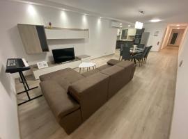 Modern Apartment with Large Outdoor Area - Sleeps 7, Close to Malta International Airport, hotel di Luqa